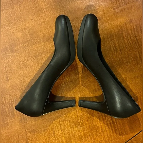 Clarks Ultimate Comfort heels/ pumps. Cushioned insole, arch support. Black. 9 - Picture 9 of 15